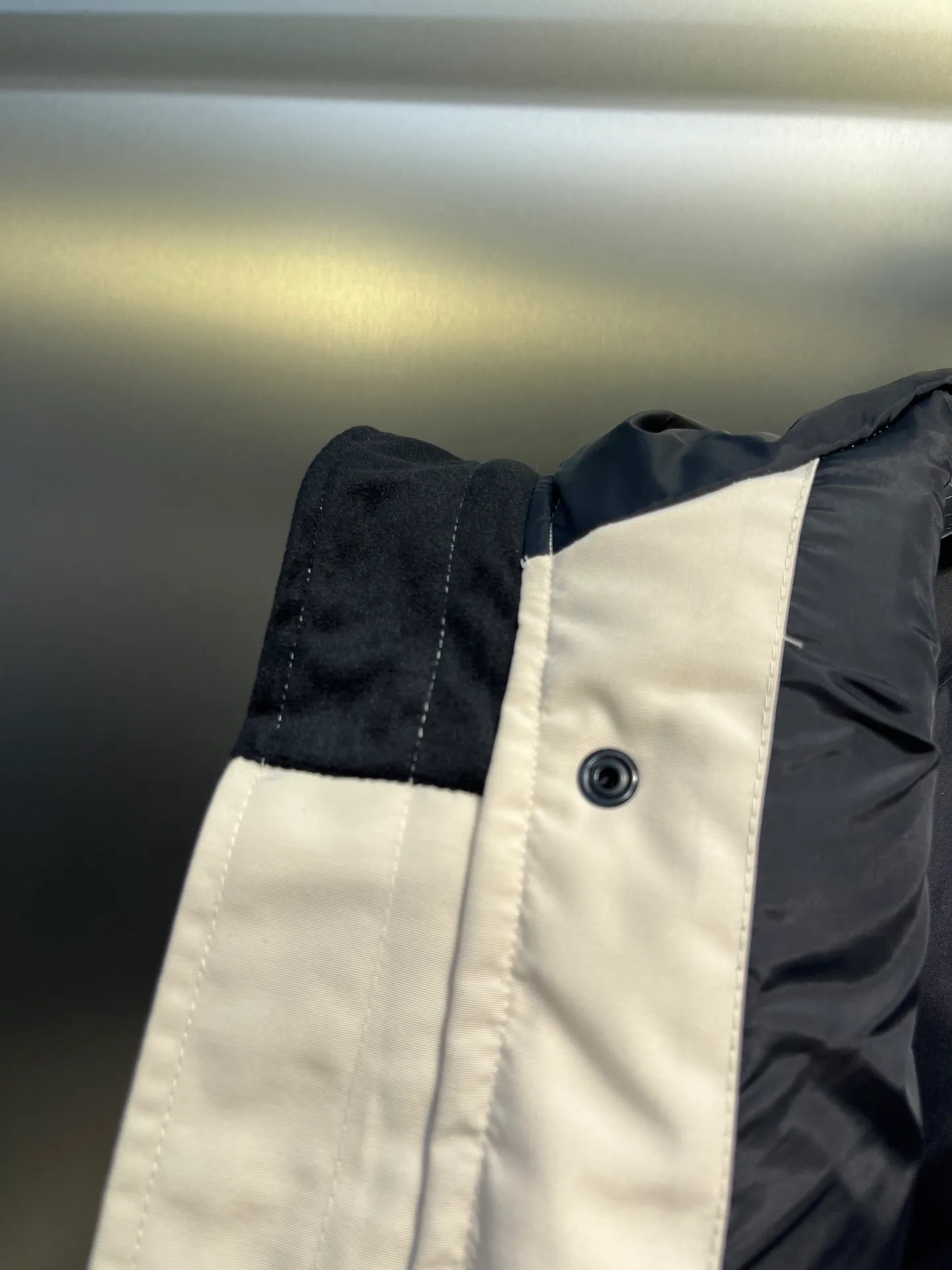 P780 high-end version (new version of Big Goose 01) Canada Goose Canada Goose #Chilliwack 7999M bomber jacket short down jacket/01 model #Men and Women Same Style# ➖ Genuine synchronous anti-counterfeiting chip sensor! ➖ Imported 21S polyester-cotton blended original fabric [last year’s 16S/18S hard fabrics have been completely eliminated, this year all use 21S genuine synchronous fabrics, the soft mid-strap feels delicate and textured], genuine synchronous Feather-Light 10D waterproof coating fabric, made of 84.5 polyester fiber and 15.5 cotton, 100% the best feel in the entire network! ➖ The genuine official website is synchronized with the national standard 80 white duck down, you can check the official website customer service, there will never be a series of misleading claims such as 90 down or goose down! ➖ Using the best nylon lining with double double-layer sealing design, velvet-proof No. 7 needle + grid-filled down ready-made garments, there is 100% no so-called velvet running! ➖ The cuffs are designed with thickened seamless threads, and the collar and pockets are lined with top-quality polar fleece to keep you warm and comfortable! ➖ Yoshida YKK provides original custom-made electroplated sliders. YKK two-way lockable zippers are tight and smooth and will not peel off paint! ➖ 3M composite guarantees that the Velcro is the same as the original, durable, and all accessories and hardware are custom-made! ➖ Imported BEHRINGER embroidery machine to customize the 10,000-needle embroidery logo, 98% of which can be reproduced to restore the original logo. You can check and compare on the official website! ➖ The fur collars are all made of large pieces of Western Canadian blue wolf hide, ensuring that each fur collar is 13-15cm wide!   Size:XS-XXL